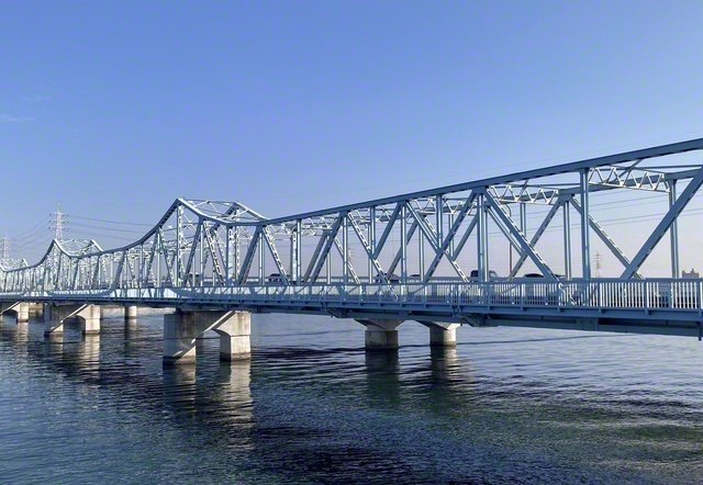 今年、開通70年を迎えた「衣浦大橋」。愛知県半田市と高浜市を結び、県の物流の要衝として役割を果たしている＝愛知・石川博三通信員