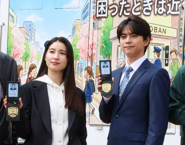 左から土屋太鳳、佐藤勝利