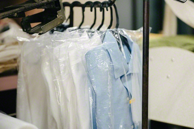 包装を終えたワイシャツが、お客の来店を待っている