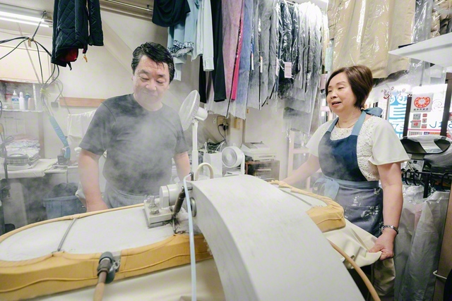 プレス機を囲む梁川夫婦の息はぴったり