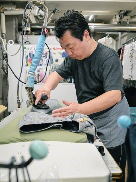 勝利さんが仕上げのアイロンに取りかかる