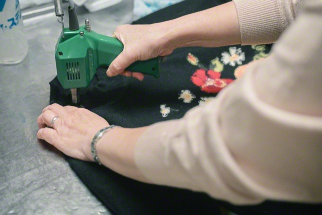 しみ抜きをするみどりさん