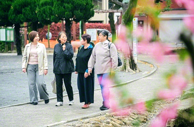 女性部の友と歩くみどりさん（左端）。子どもたちから学んだ「信じ抜く」ことは、学会活動にも生かされている