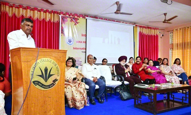 「国際セミナー・詩学会議」でインド・創価池田女子大学のクマナン議長（左端）が登壇し、インド各地から集った詩人を温かく迎えた（3月26日、同大学で）