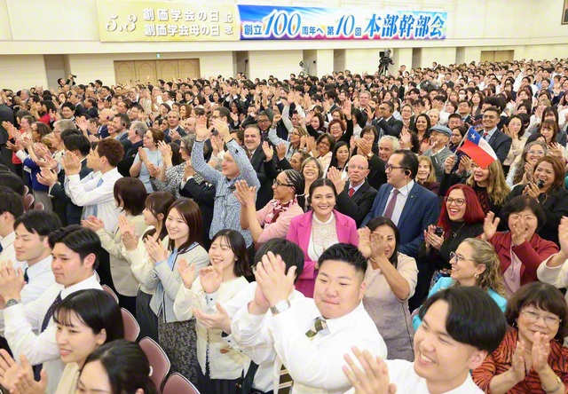 “平和の未来は私たちの手で！”――熱き誓願に満ちあふれた第10回本部幹部会。創価の師弟は、あらゆる困難を乗り越えて人類共生の世紀へ進む（18日、巣鴨の東京戸田記念講堂で）