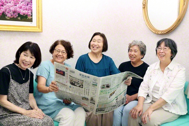 本紙を手に語らう同志（栃木）