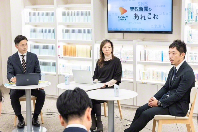 本紙の創刊記念イベントに登壇した日本大学教授の西田亮介さん㊨と、編集工学研究所社長の安藤昭子さん㊥。機関紙の役割などについて、率直な意見が交わされた（8日、東京・信濃町の世界聖教会館で）