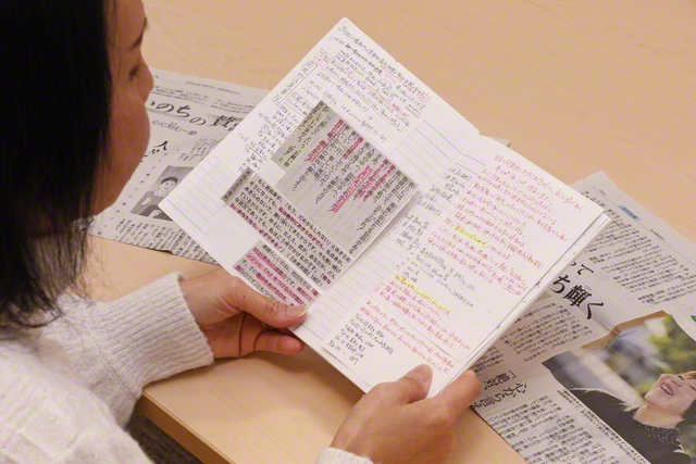 本紙の切り抜きを読み返す友（香川）