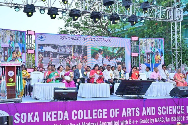 文化祭でミーラ・ムルゲサン学長（左端）があいさつ。多くの来賓も集い、創価池田女子大学の価値創造の教育を称賛する声等が寄せられた（3月24日、同大学で）