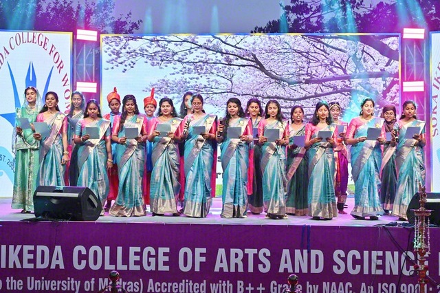 英語で創価学園歌「負けじ魂ここにあり」を合唱する学生たち（3月24日、同大学で）