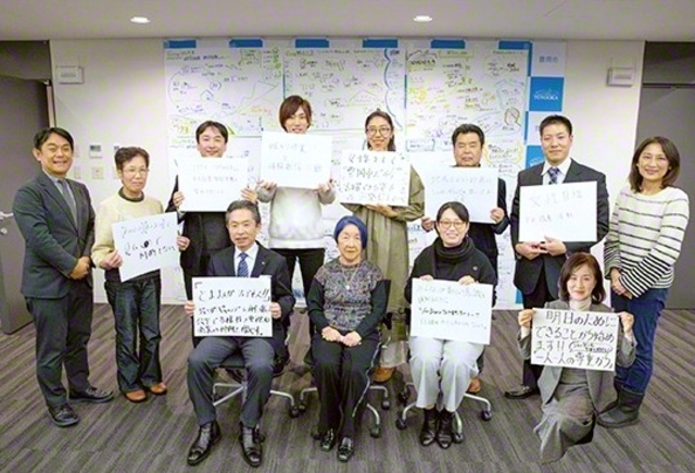 ジェンダー格差の解消へ行動宣言を行う、豊岡市ジェンダーギャップ解消戦略会議のメンバー（右端が大崎さん、写真は豊岡市提供）