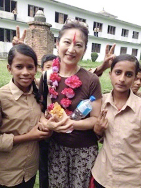 ジェンダー格差を目の当たりにした、カンボジア出張。内戦の傷跡が深く、劣悪な衛生環境の中で暮らす人々を支援した（中央が大崎さん、写真は本人提供）