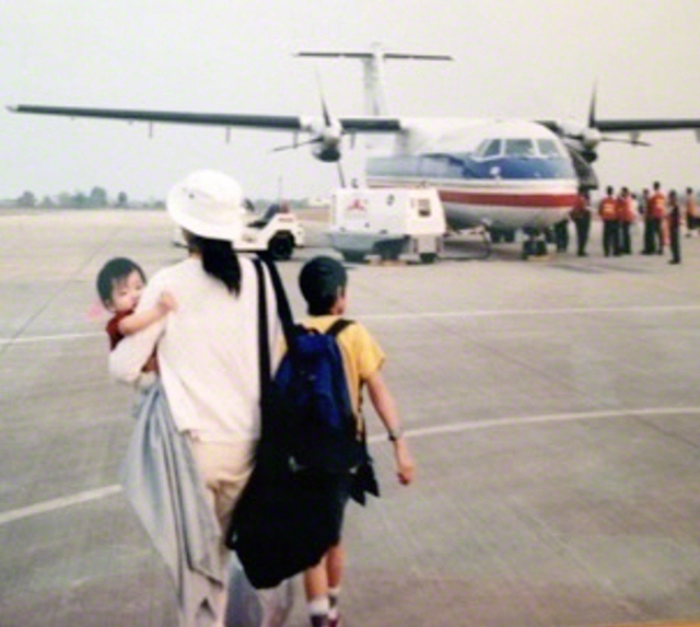 UNDP職員時代、大崎さんは何度も子連れ出張を経験。働くママを応援するのが職場の風土で、仕事と子育てを両立する女性が多かった（本人提供）