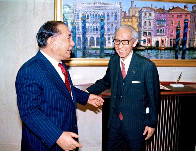 松下幸之助氏と和やかに語り合う池田先生（1983年11月15日、聖教新聞本社〈当時〉で）