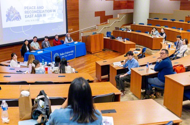 「地球的問題群研究センター」が主催する「東アジアにおける和平問題シンポジウム」。参加者からの質疑応答も活発に行われた（18日、SUAで）©Soka　University　of　America