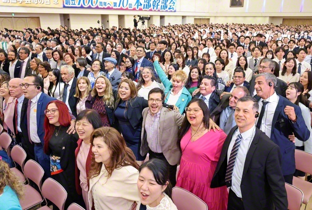 5・3「創価学会の日」「創価学会母の日」を記念する第10回本部幹部会。師弟誓願を胸に、新たな世界広布の前進を約し合った（18日、巣鴨の東京戸田記念講堂で）