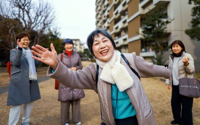 畑中さん（手前）の明るさは地域に欠かせない。「下向いてても、何も進みませんやろ」。力ずくで笑わせに走ることも