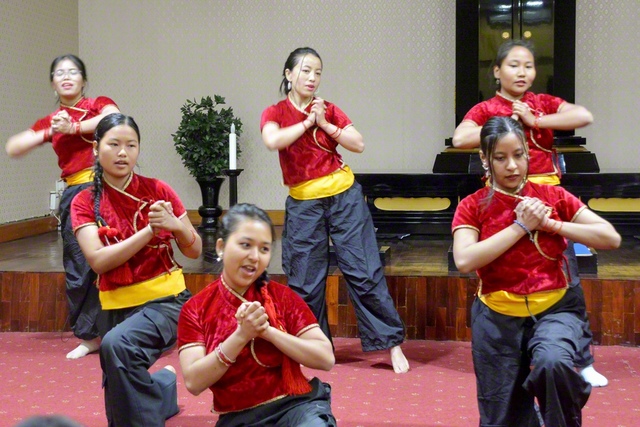 青年部の有志が躍動のダンスを披露した（ネパール平和会館で）