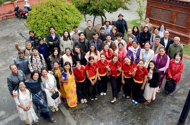 カトマンズの同志が笑顔で（ネパール平和会館で）