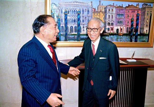 松下幸之助氏と和やかに語り合う池田先生（1983年11月15日、聖教新聞本社〈当時〉で）