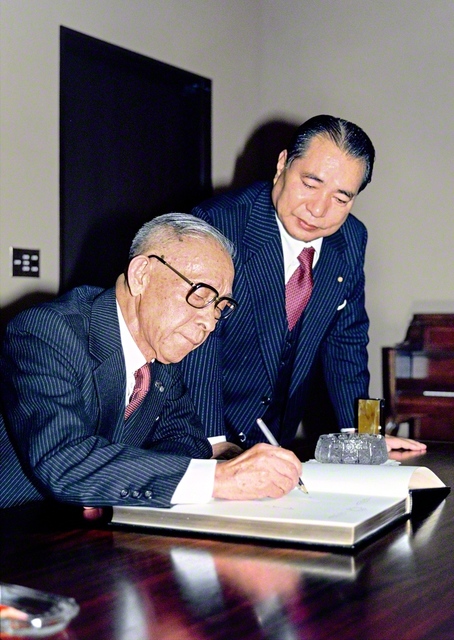 芳名録に記帳する松下幸之助氏（1980年12月20日、東京・創価国際友好会館〈当時〉で）