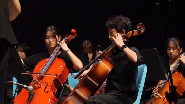 生徒の代表によるオーケストラの演奏も行われた