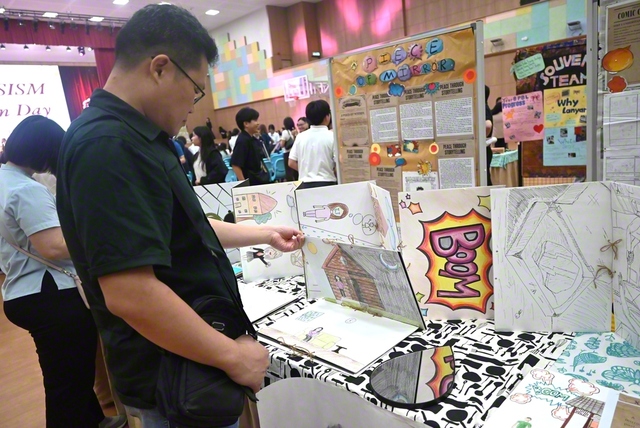 SISMの「慈悲の日」のイベントでは、生徒が多様な社会課題からテーマを見つけ、探究した内容を展示。保護者らがその成果を見学した