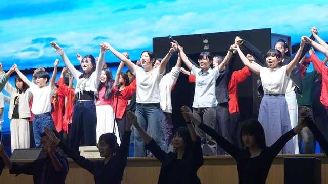 生徒の代表が元気にダンスを披露