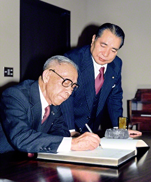 芳名録に記帳する松下幸之助氏（1980年12月20日、東京・渋谷の国際友好会館〈当時〉で）