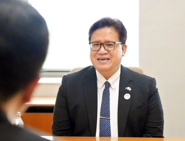 創価大学の西浦副学長と懇談するデ・ヘスス次席大使（創大中央教育棟で）。創大生の活躍に期待を寄せた