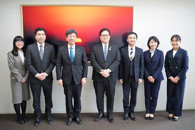 デ・ヘスス次席大使（右から4番目）と関係者らが記念のカメラに。本年、日本とフィリピンの国交正常化から70年を迎える