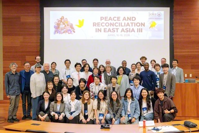 シンポジウムの登壇者・参加者が記念のカメラに（同）©Soka　University　of　America