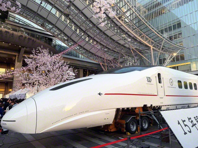 JR博多駅では、九州新幹線全線開業15周年を記念し、2016年の熊本地震で被災した「つばめ」が展示された（福岡市博多区）