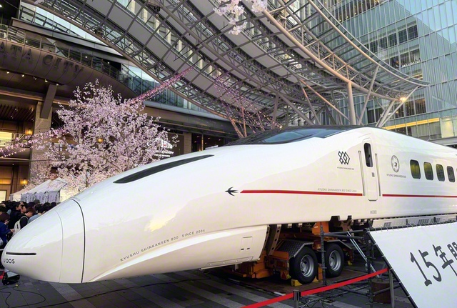 JR博多駅では、九州新幹線全線開業15周年を記念し、2016年の熊本地震で被災した「つばめ」が展示された（福岡市博多区）