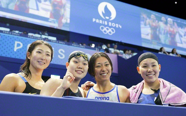 パリ五輪400メートルメドレーリレーのメンバーと（2024年8月）＝写真:共同通信社