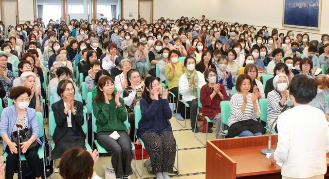 朗らかに進む湘南の友。集いでは、根津伶子さんによる琴と、大木博子さんのピアノ演奏が花を添えた