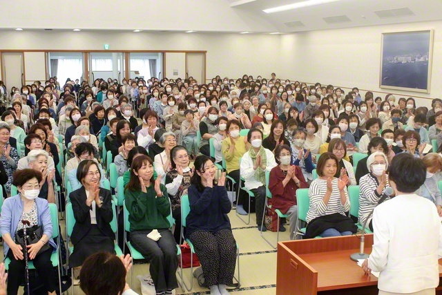 朗らかに進む湘南の友。集いでは、根津伶子さんによる琴と、大木博子さんのピアノ演奏が花を添えた