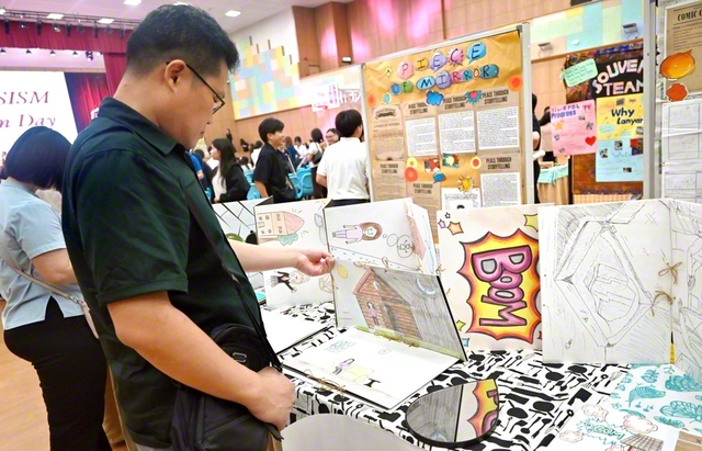 SISMの「慈悲の日」のイベントでは、生徒が多様な社会課題からテーマを見つけ、探究した内容を展示。保護者らがその成果を見学した