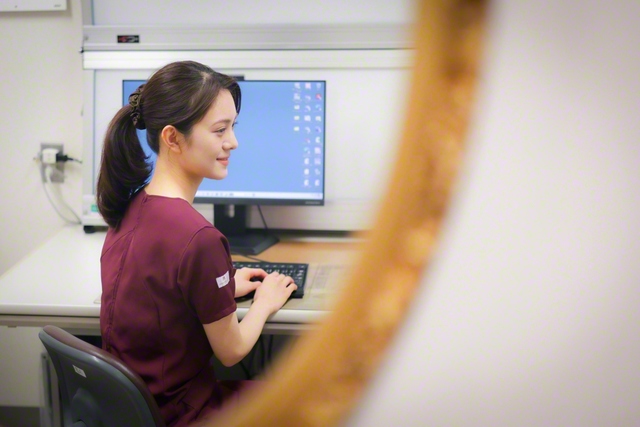 診察を終えた後、「それでお医者さんは？」「ああ、私です」。よく看護師と勘違いされるそう