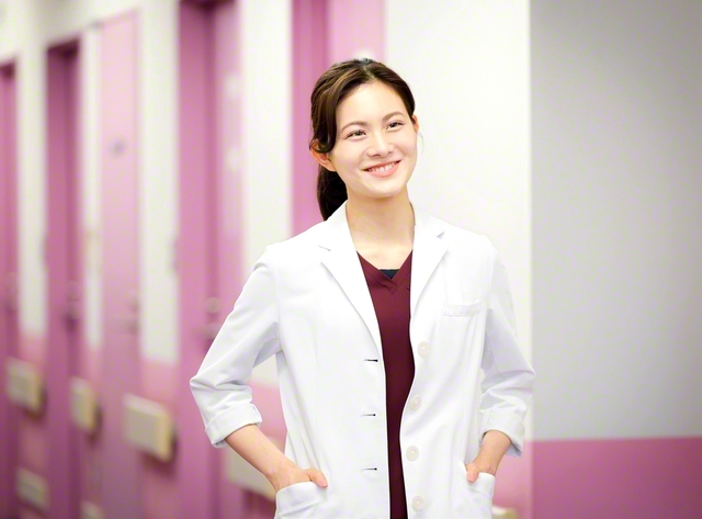 激務の中でも笑顔を絶やさず。一人に尽くす医師を目指して