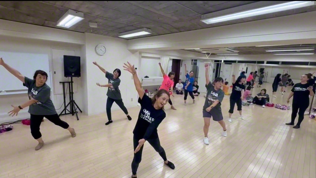 チアダンスの練習風景。皆で息を合わせ、楽しく体を動かす