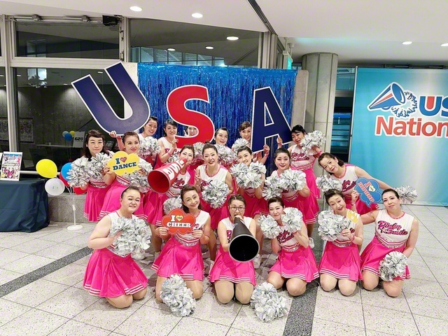 全員がんサバイバーのチアダンスチーム「Pinky☆Smile」（前列左から2番目が広瀬さん）