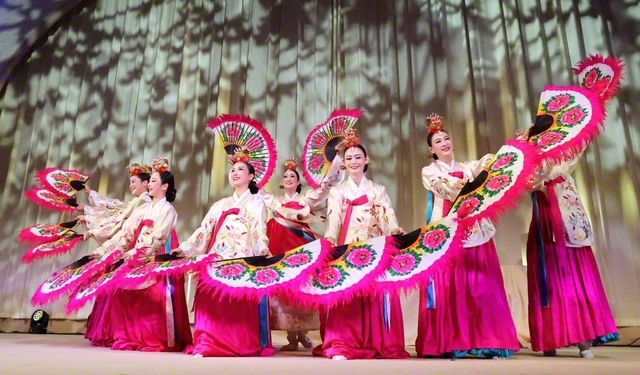 第10回本部幹部会で優雅な舞踊を披露した韓国SGIの平和芸術団「蓮（ヨン）」（18日、巣鴨の東京戸田記念講堂で）