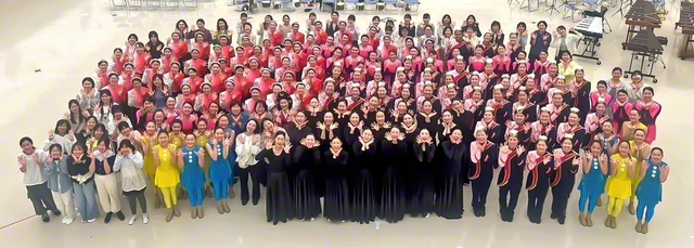 首都圏の富士鼓笛隊と「蓮」が文化交流会を行った（19日、東京・東大和市の創価青年音楽センターで）