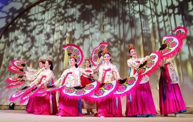 第10回本部幹部会で優雅な舞踊を披露した韓国SGIの平和芸術団「蓮（ヨン）」（18日、巣鴨の東京戸田記念講堂で）