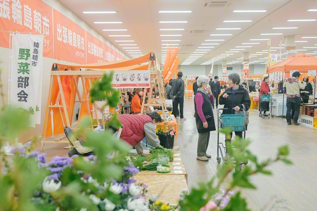 ワイプラザ輪島店で開催されている「出張輪島朝市」。地域住民の憩いの場ともなっている