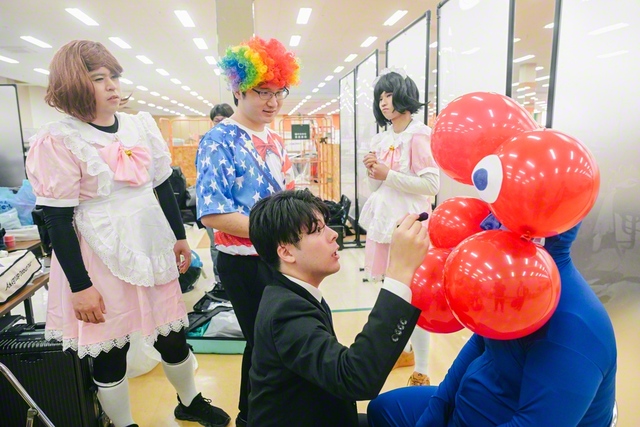 「関吹ミュージックフェア」のパフォーマーたち。“メイクアップ”をはじめとする準備に余念がない