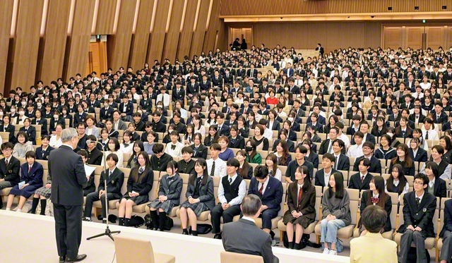 5・5「創価学会後継者の日」制定50周年を記念して行われた未来部誓願勤行会。学びと鍛えの青春を皆で約し合った（26日、広宣流布大誓堂で）