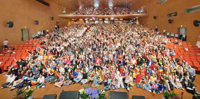 「グラッチェ！（ありがとう）　センセイ！」――師匠への限りない感謝を胸に新たな前進を開始したイタリアの友。幸福と平和の連帯を広げる「常勝イタリア」を築きゆく決意に燃えて（同）