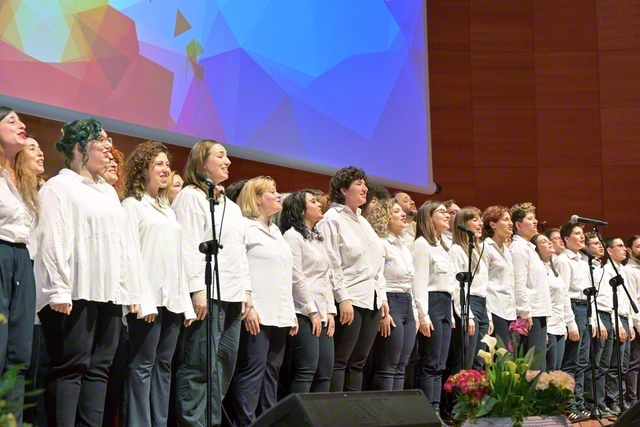 〽我らは皆、師と共に！　各部の代表がイタリア創価学会の新愛唱歌「五月三日の太陽」を熱唱（同）